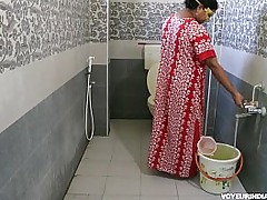 Amateur Indian mummy urinating